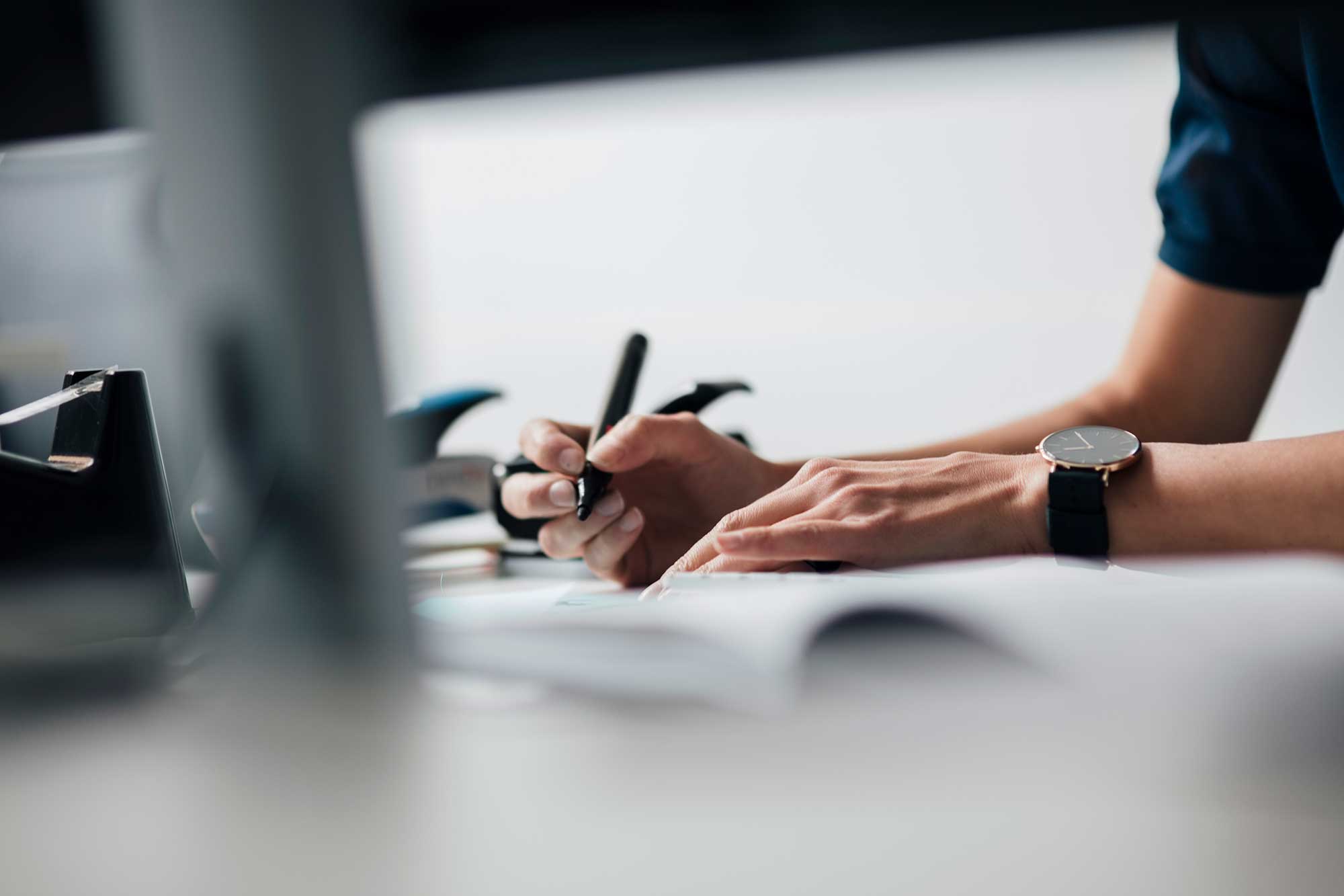 Närbild av två affärspersoner som skakar hand