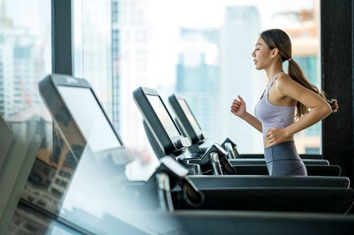 
A woman runs on a treadmill